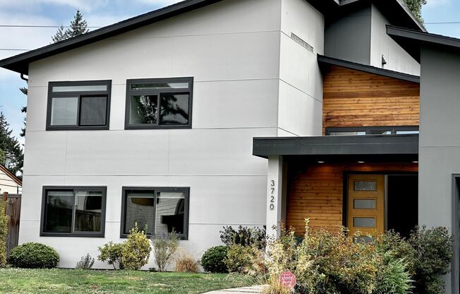 6 BR / 4 BA – 4,100 SQ FT with Patio, Full Outdoor Grill, and Hot Tub