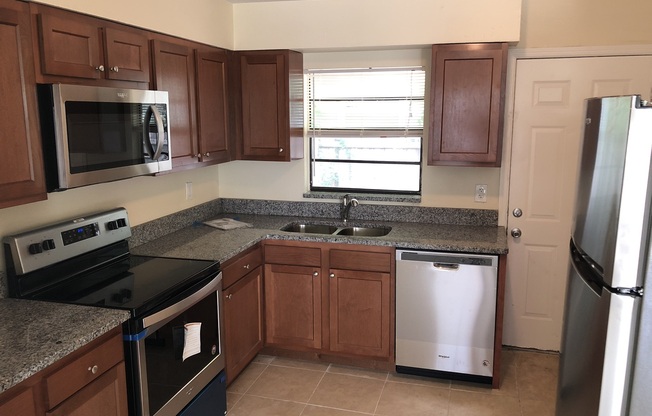 3 beds, 1 bath, $1,400, Unit 315 Beech Ave.