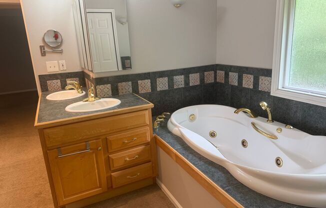 $3850.00 3 Bedroom 2.5 Bath Modern Style Home in Kirkland