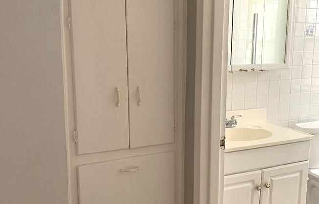 877