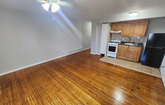 Studio, 1 bath, 450 sqft, $800, Unit H6 (EFF)