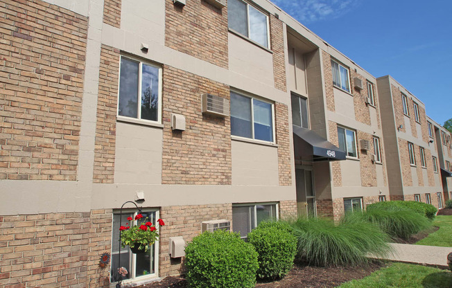 THis is a photo of a building exterior at Red Bank Reserve Apartments in Cincinnati, OH.