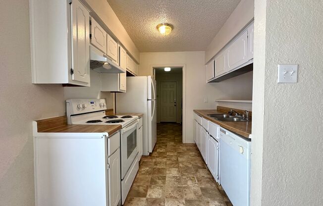 2 beds, 1 bath, 1,030 sqft, $850, Unit B