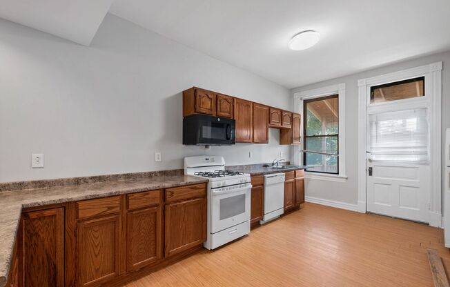 1 bed, 1 bath, 961 sqft, $849, Unit 3826 Virginia Ave 2F