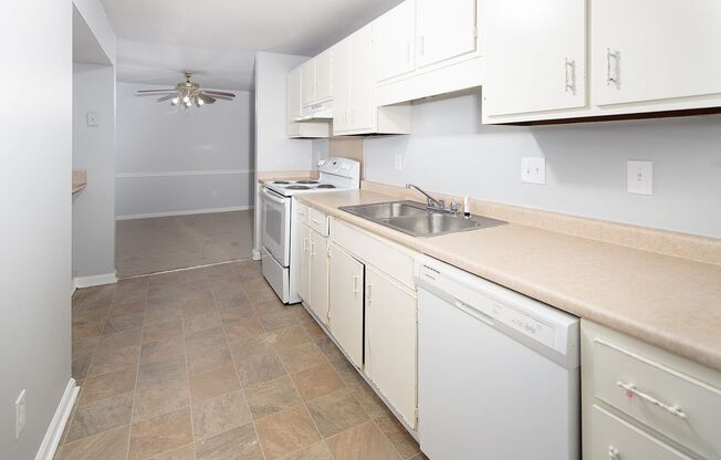 2 beds, 2 baths, 911 sqft, $1,100