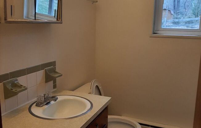 2 beds, 1 bath, 903 sqft, $1,170, Unit J-9