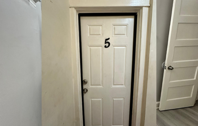 1 bed, 1 bath, $1,100, Unit 2206 Roslyn Ave Unit 5