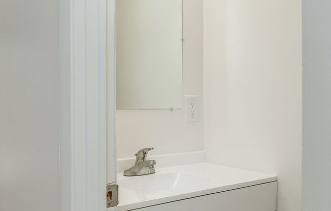 2 beds, 1.5 baths, 950 sqft, $1,400, Unit H