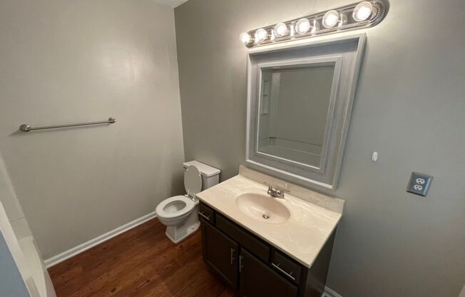 Cute end-unit 2 Bedroom Townhome in Cary