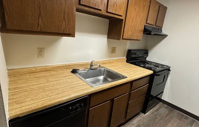 2 beds, 1 bath, $750, Unit 105