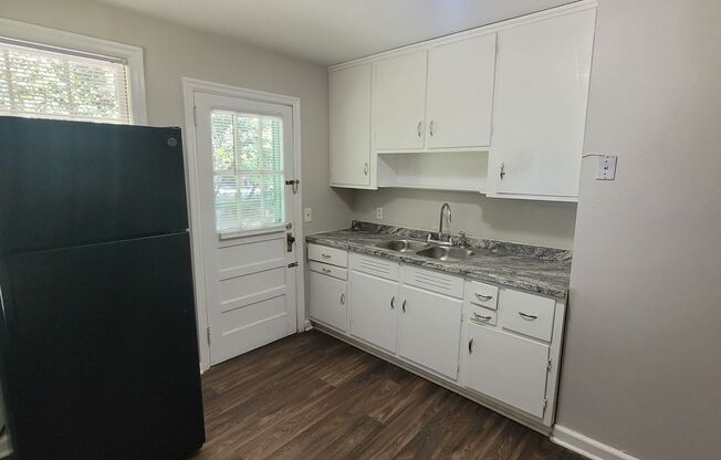 2 beds, 1 bath, 750 sqft, $1,050, Unit B3