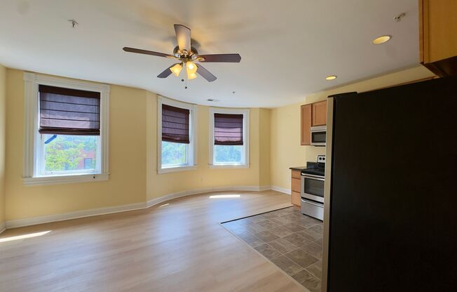 Charming 3BD/1BA Apartment Unit with Assigned Parking in Old Goucher, Baltimore, MD!