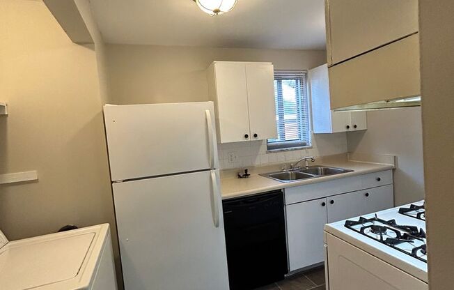 2 beds, 1 bath, 1,147 sqft, $950, Unit 411 - C BT