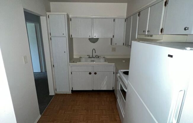 2 beds, 1 bath, 750 sqft, $1,100, Unit 12