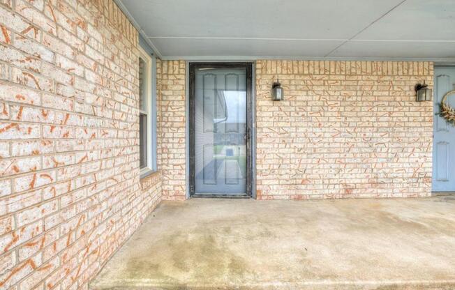 523 N ROBIN WAY