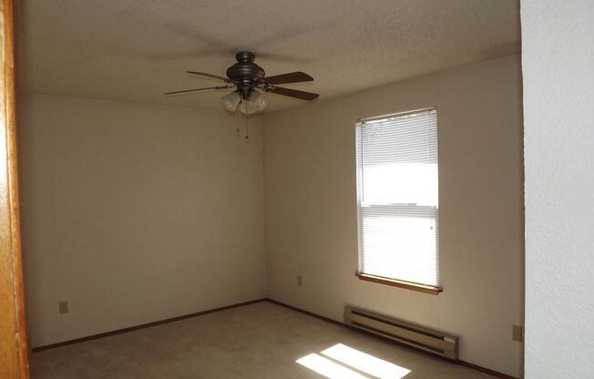 Nice 2 Bedroom Upper Unit In 4-PLex!