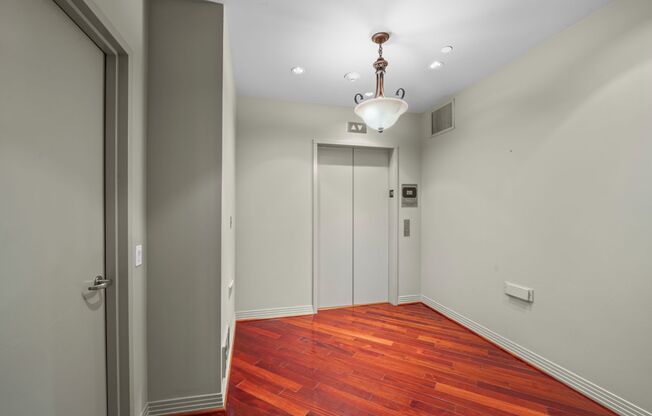 Gorgeous Park Laurel condominium