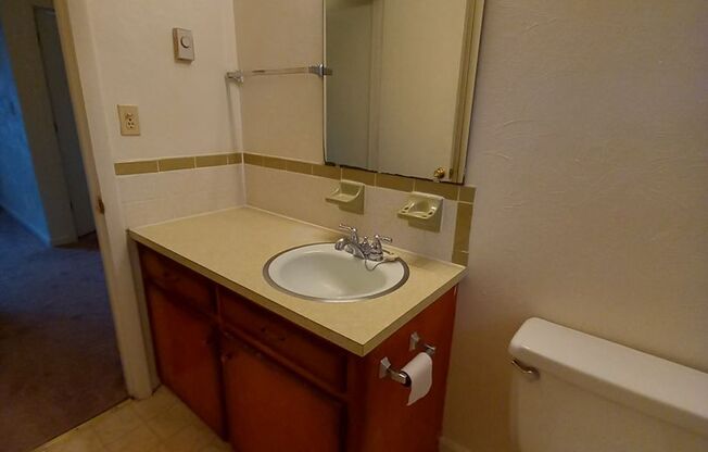 2 beds, 1 bath, 903 sqft, $1,170, Unit K-1