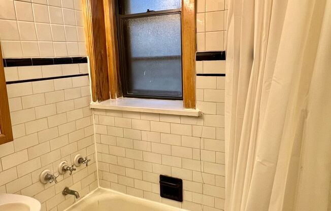 Studio, 1 bath, 300 sqft, $1,335, Unit 530-215