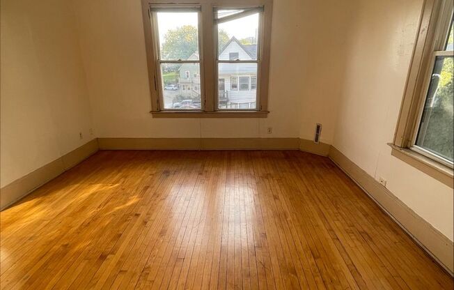 *30 Days of FREE RENT With SIGNED LEASE* 2 bed/1 bath off Brady St!