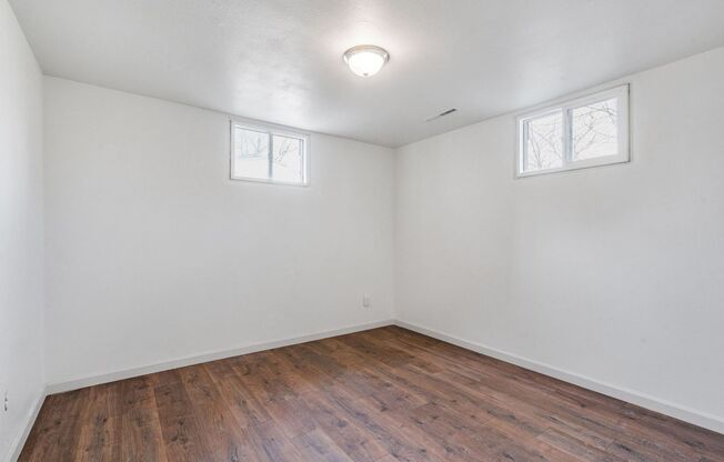 2 beds, 1 bath, 887 sqft, $1,050, Unit 1719 6th ave unit 3