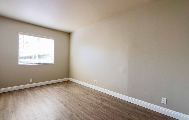 2 beds, 1 bath, $1,975, Unit 4968-08