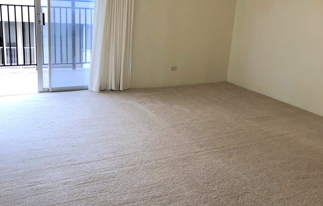 Kapiolani Towers - 2 Bedroom 1 Bath 1 Parking, Electricity Included!