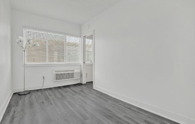 2 beds, 1 bath, 800 sqft, $2,000, Unit 14