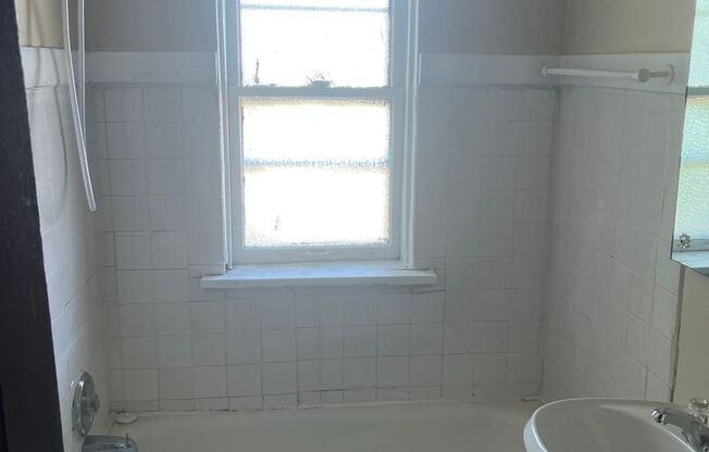 1 bed, 1 bath, $1,050, Unit 321