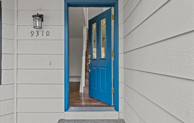 Renovated 4-bdrm, 2-bath Tualatin home—Corner lot, fenced yard, & prime location