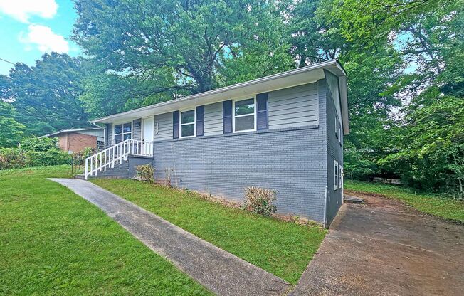Spacious 4 Bedroom Home Near University Ave – Private Lot, Great Layout! - Vouchers accepted