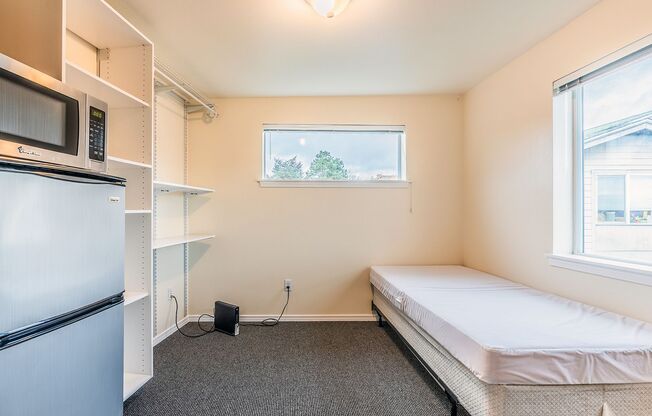 Studio, 1 bath, 130 sqft, $725, Unit D-3
