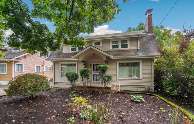 Huge 3 Bedroom 3 Bath Home in Laurelhurst