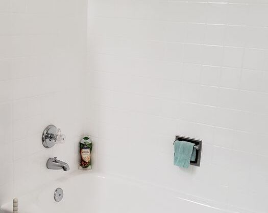 2 beds, 2 baths, 980 sqft, $2,125, Unit 215