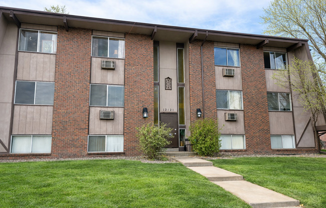 Boutique 6-Unit Community in the Heart of Lakewood!