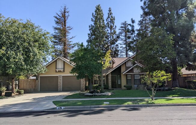 NE Fresno home near Clovis West High School & Woodward Park, In-ground swimming pool!