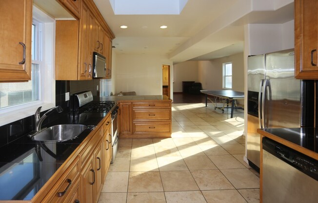 2456 CLYBOURN