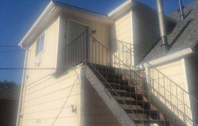 2 Bed / 1 Bath Top-Floor Apartment – Across from UNC!
