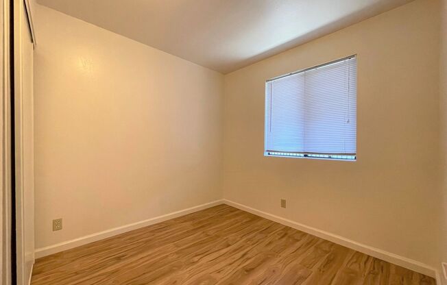 A bright and clean 2‑bed, 1‑bath home located in Oakland’s convenient Laurel District.