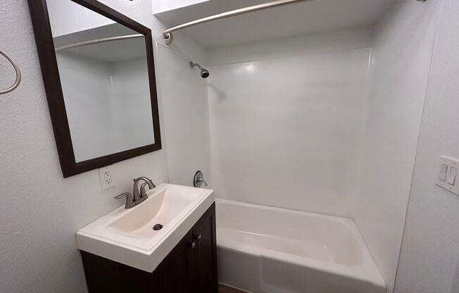 2 beds, 2 baths, 990 sqft, $1,650, Unit 209