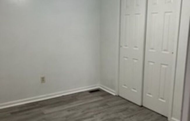 3 beds, 1 bath, $1,300, Unit 1