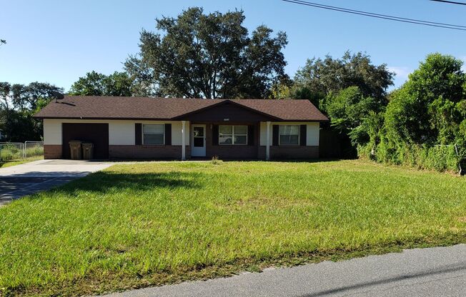 2 Bed, 2 bath minutes from downtown Mt Dora & Tavares.