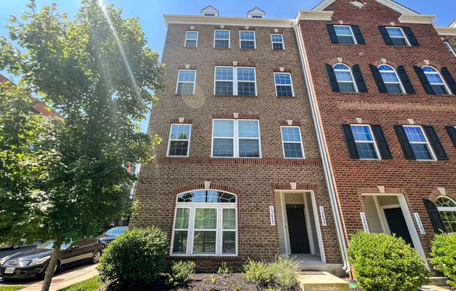 Stunning and Spacious 3 Bed, 2.5 Bath End-Unit Brick Townhome  Desired Discovery Square