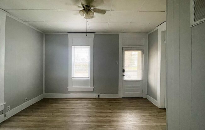 2 beds, 1 bath, $1,100