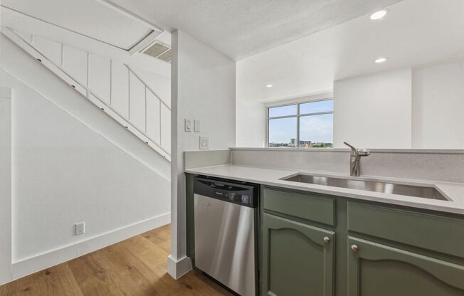 2 beds, 1 bath, 950 sqft, $2,750, Unit 705