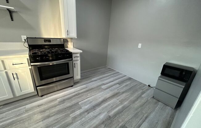 Studio, 1 bath, 425 sqft, $1,295, Unit 211