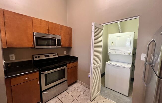 2 beds, 1 bath, 845 sqft, $1,300, Unit 2D