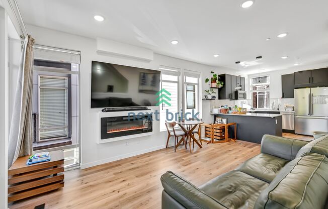 Modern Luxury 3 bedrooms and 2 bathrooms Townhome