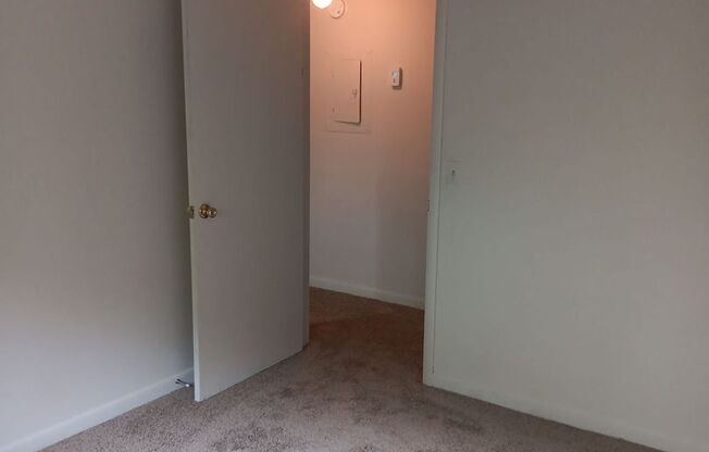 2 beds, 1 bath, 925 sqft, $1,085, Unit X07