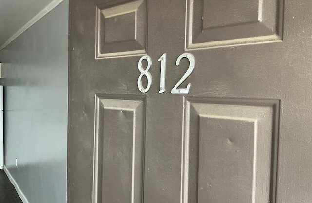 806 MCCAULEY BLVD